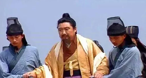 諸葛亮趙云黃忠蜀槍?xiě)鸱?></p><p>黃忠，年逾古稀，卻在戰場(chǎng)上屢建奇功，成為久負盛名的弓箭手。他的成功首先得益于他認清戰場(chǎng)局勢、靈活運用兵器和戰術(shù)的能力。三國演義中的“黃忠破敵”便是其戰術(shù)智慧的寫(xiě)照。一方面，黃忠巧妙利用地勢，設置伏兵，誘敵深入；另一方面，他扎實(shí)的弓箭技藝讓對手望而卻步。許多網(wǎng)友在討論黃忠時(shí)表示，他是智慧和勇氣的完美結合，確實(shí)是一位值得敬佩的將領(lǐng)。</p><p>蜀漢名將的影響力</p><p>諸葛亮的“木牛流馬”以及多個(gè)計謀如空城計等，不僅在戰術(shù)上表現出極高的智慧，更在戰略層面影響深遠。今天的軍事學(xué)者依然引用他的戰術(shù)思想，認為這些策略不僅適用于古代戰爭，且在現代戰爭理論中亦具重要參考價(jià)值。很多人認為，諸葛亮的智慧已經(jīng)超越時(shí)代，值得當代軍事家學(xué)習和思考。</p><p>趙云與黃忠所代表的蜀槍?xiě)鸱?，是對古代戰斗形態(tài)的一種創(chuàng  )新。他們靈活運用兵器，強調團隊配合，體現了名將的氣度與軍事智慧。包括一些軍事迷在內的網(wǎng)友們都認為，蜀漢名將的戰術(shù)智慧對后來(lái)的諸多古典兵法、戰術(shù)演變起到了積極的推動(dòng)作用。</p><p>當前對三國戰爭的研究呈現出多元化的趨勢，研究者們不僅關(guān)注事件發(fā)展本身，更加注重戰爭背后所蘊含的戰略思想。這種現象也讓人們更加重視歷史的借鑒意義，對現代社會(huì )的決策和管理提供了良好的啟示。</p><p style=